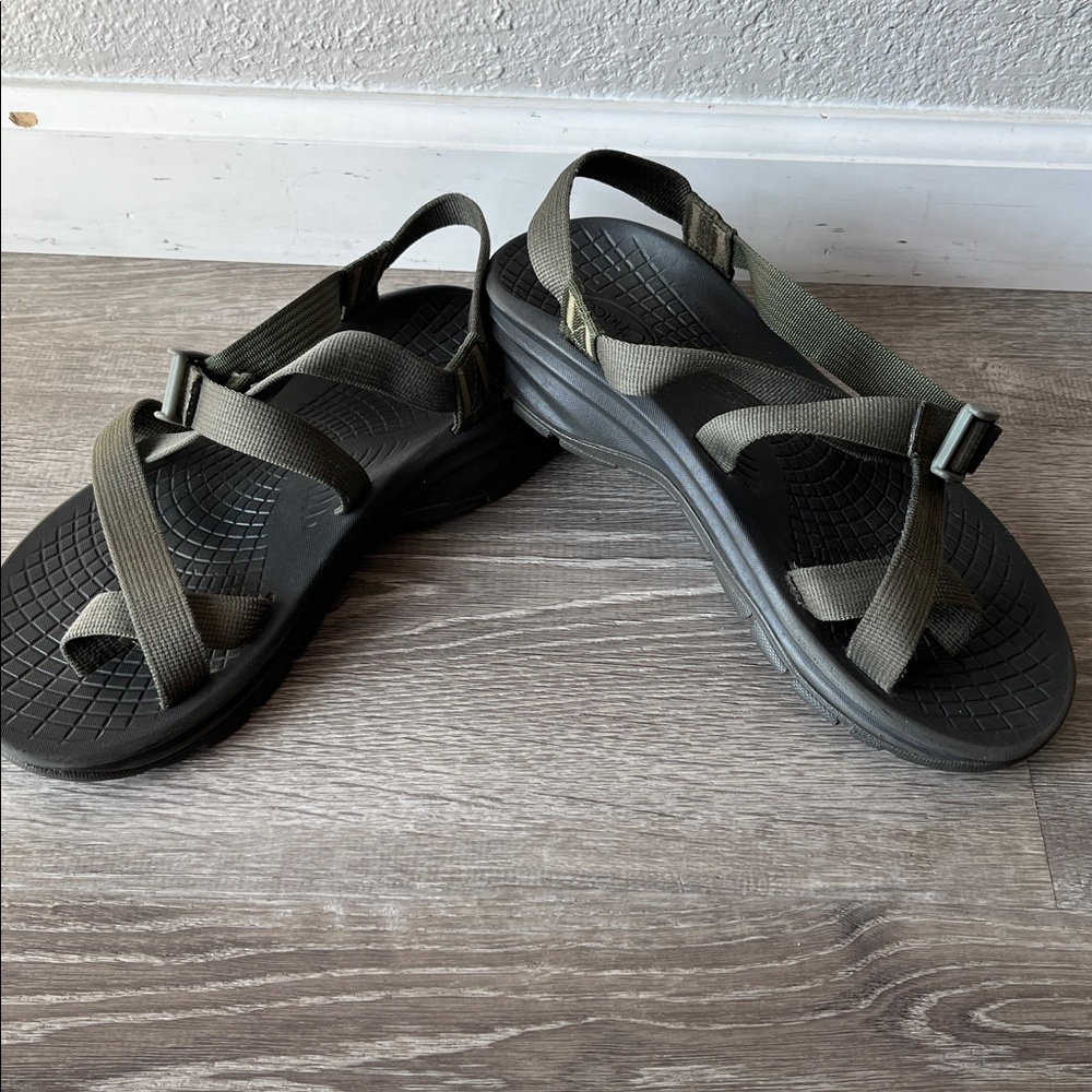 Chaco Z2 Mens Sport Trecker Sandals Army Green and Flat Black Size 8
